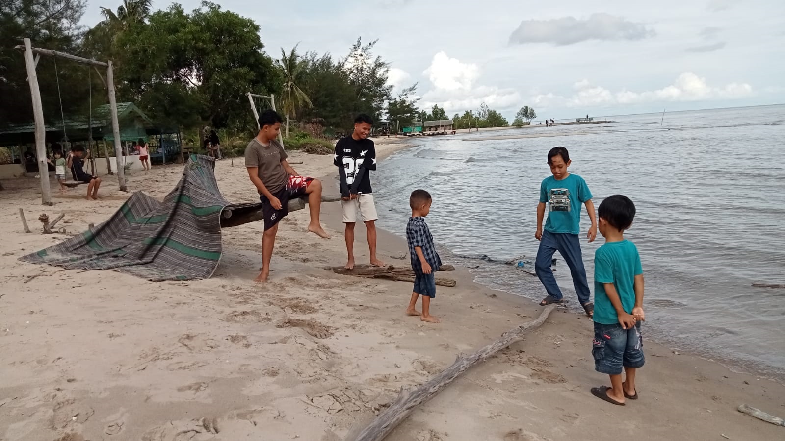 WISATA: Jumlah kunjungan wisata pesisir pantai di Kabupaten Sukamara saat libur tahun baru 2026 tercatat meningkat signifikan dari tahun sebelumnya. FAUZIANUR/RADAR SAMPIT