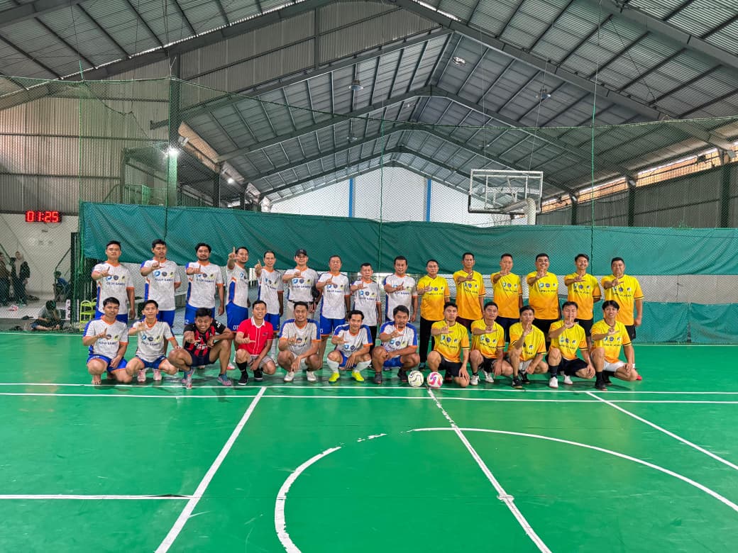 OLAHRAGA: Foto bersama turnamen futsal persahabatan insan perhubungan, Sabtu (3/1/2026). (YUNI/RADAR SAMPIT)