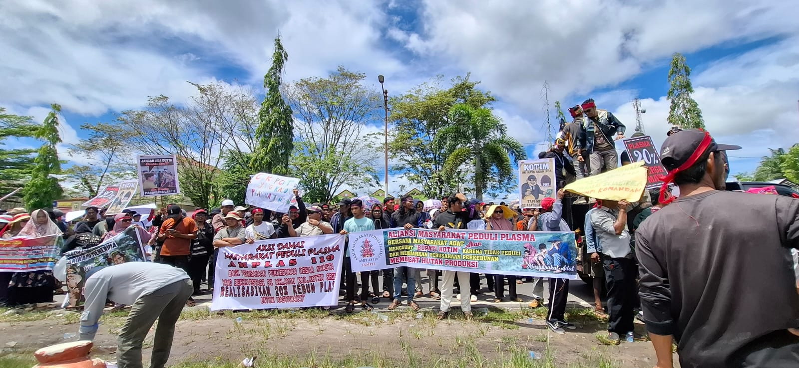 Unjuk rasa yang digelar ratusan orang yang mendesak realisasi plasma perkebunan, Kamis  11 September 2025.