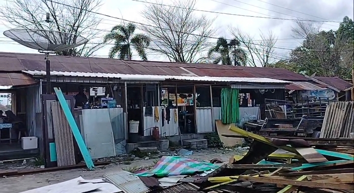 Proses pembongkaran bangunan semi permanen pedagang kuliner di depan RSUD Sultan Imanuddin Pangkalan Bun, Sabtu (3/1).