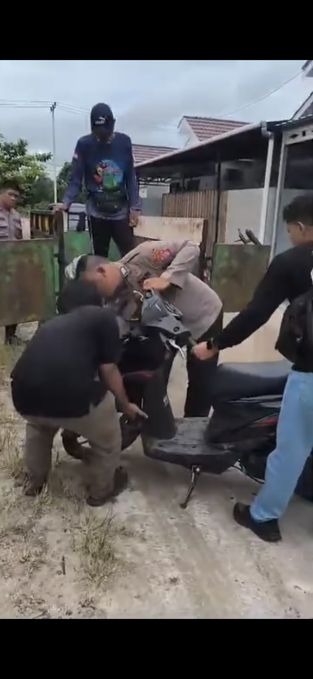 Sepeda motor tanpa pemilik yang terparkir selama lebih dari 24 jam di Jalan Walter Condrat, Sampit, Sabtu (3/1).