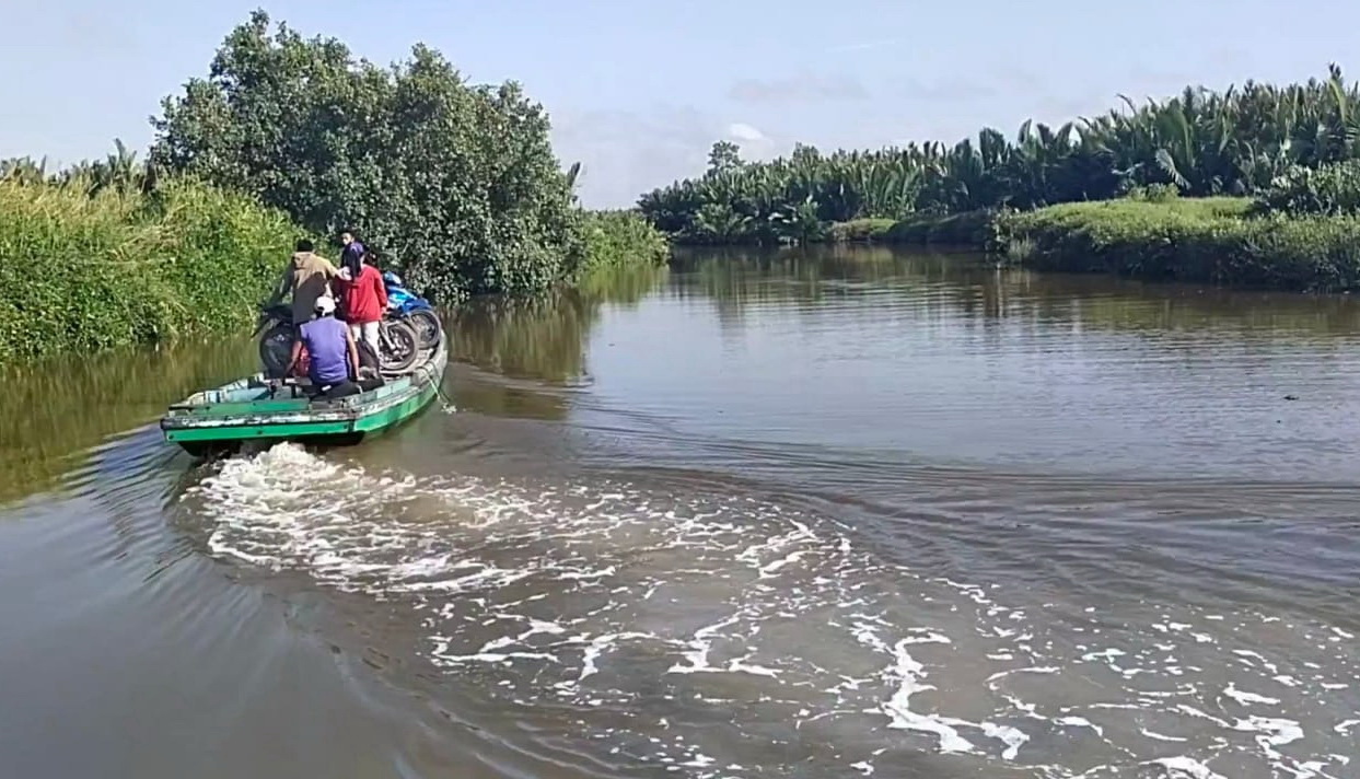 Sejumlah warga menyeberang menggunakan perahu mesin dari Jelai menuju Natai Kuini, Kalbar.