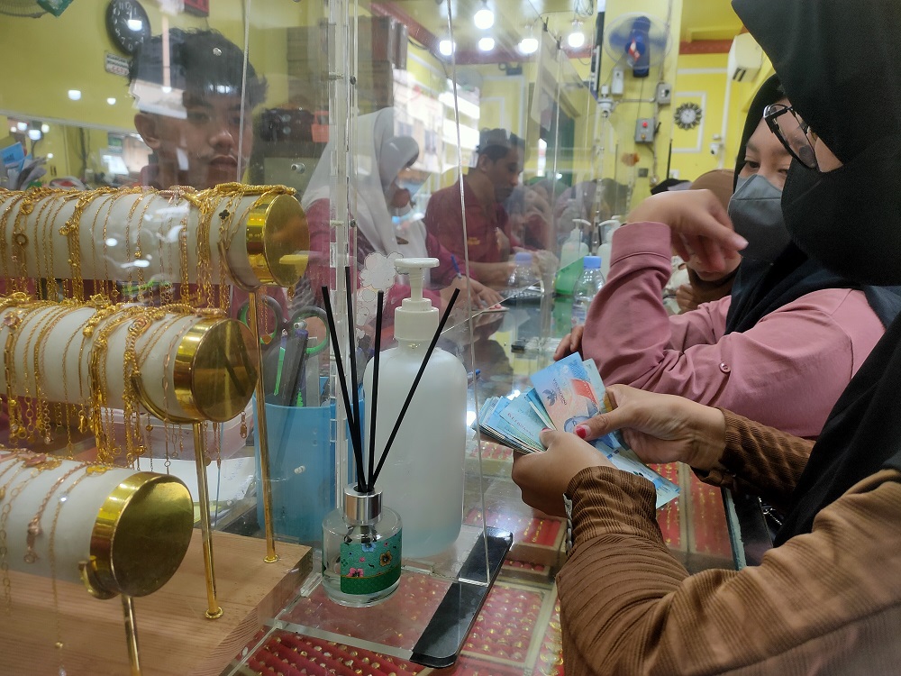 Aktivitas jual beli emas di Toko Emas Mitra Baru PPM Sampit, Sabtu (3/1).