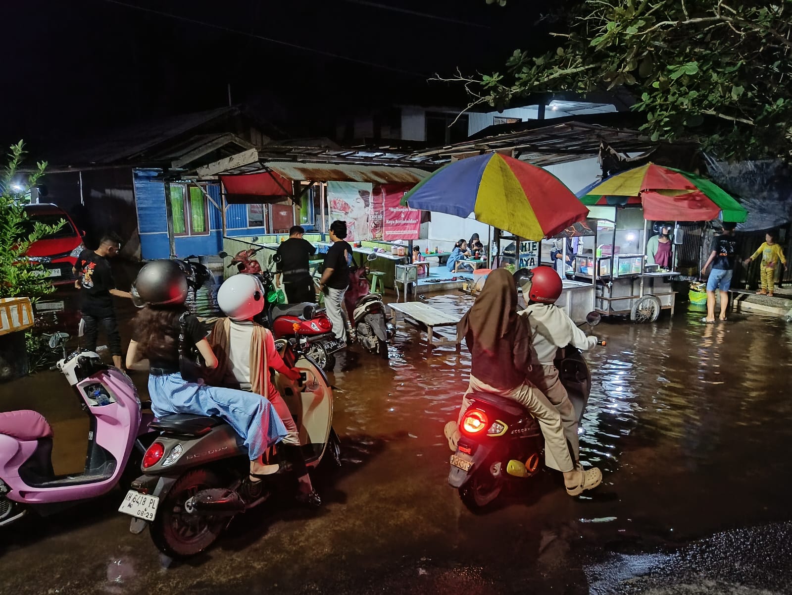 Air pasang mengakibatkan banjir di wilayah Baamang, Kabupaten Kotawaringin Timur, Sabtu malam (3/12/2026). (Oes/Radar Sampit)