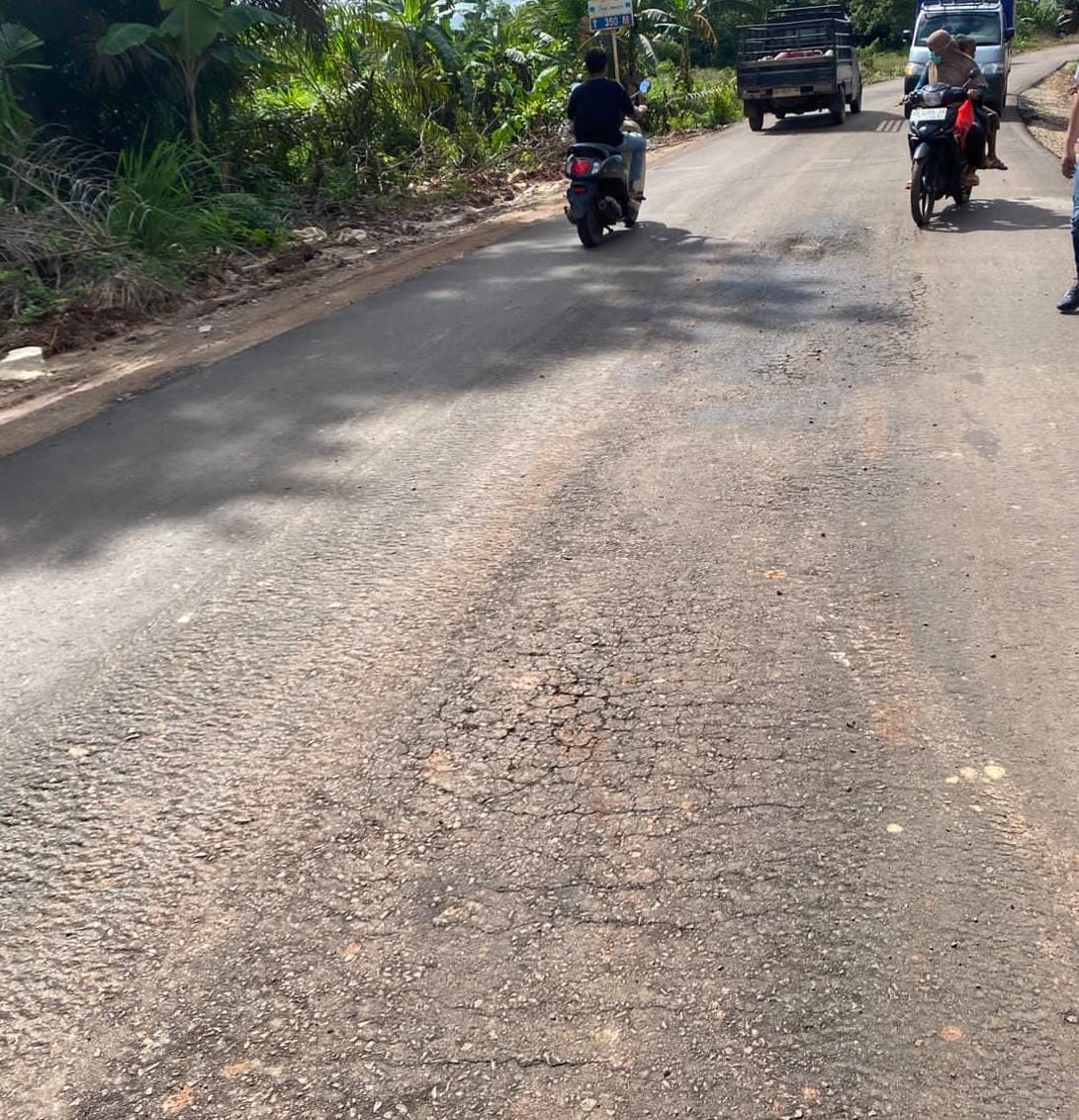 MULAI RUSAK: Kondisi Jalan Lesa, Parenggean mulai rusak padahal baru sepekan digunakan. (Rado/Radar Sampit)