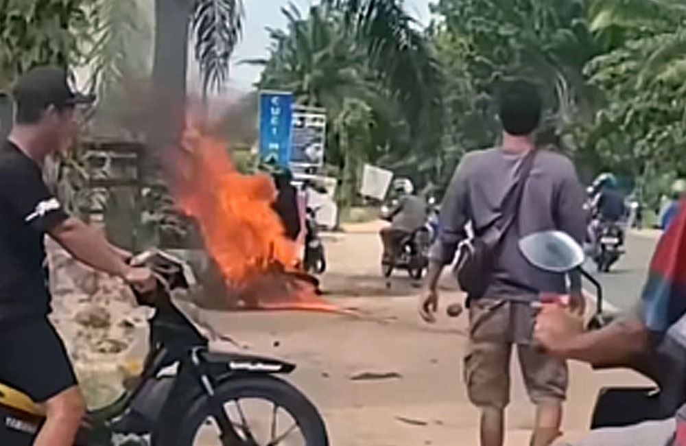 Tangkapan layar dari video kebakaran yang melalap sepeda motor salah seorang warga di Jalan Jenderal Sudirman Km 4, Minggu (4/1/2026).