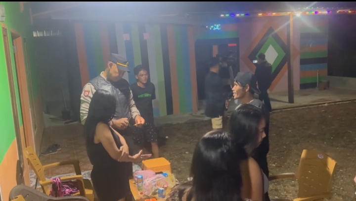 TIPIRING: Razia tempat hiburan malam di wilayah Kecamatan Pangkalan Banteng, Kabupaten Kotawaringin Barat, belum lama ini. (Warga/Radar Sampit)