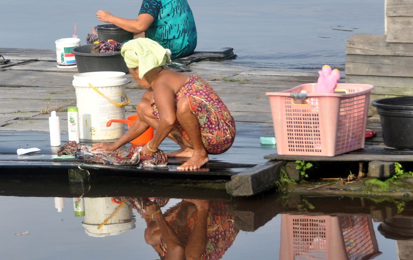 Salah satu aktivitas warga di pemukiman bantaran Sungai Mentaya, sekitar Kota Sampit.