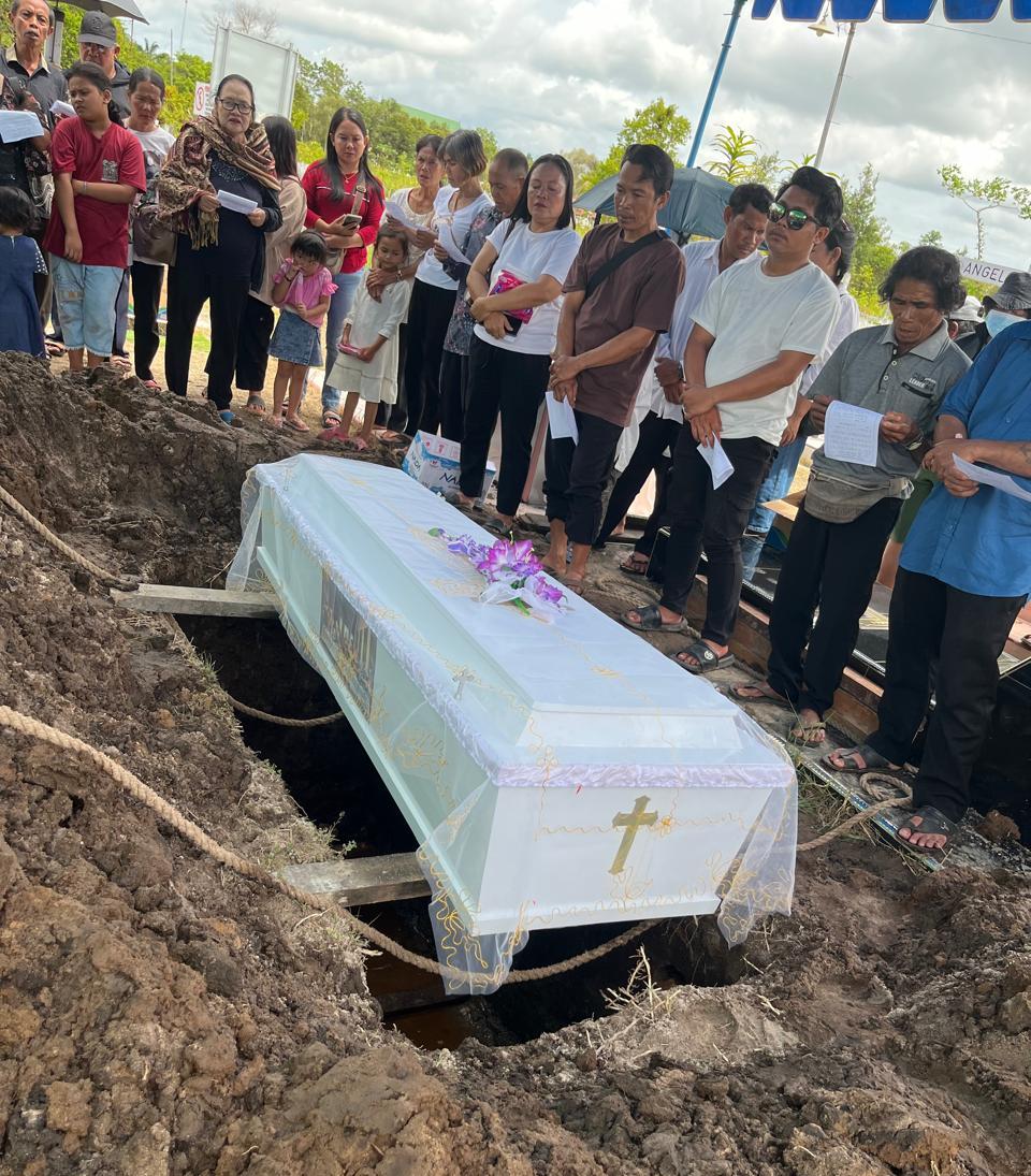 Angel Juliana Tan, korban tenggelam di Wisata Alam Salju saat dimakamkan di Tempat Pemakaman Umum Jalan Jenderal Sudirman KM 6, Sabtu (3/1).