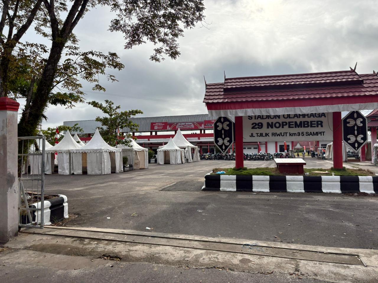 SIAP DIGELAR: Stan perangkat daerah kegiatan Sampit Expo 2026 sudah mulai berdiri, Minggu (4/1) (YUNI/RADAR SAMPIT)&nbsp;