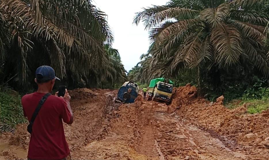 Kondisi jalan di Desa Tumbang Koling yang rusak parah seperti kubangan lumpur