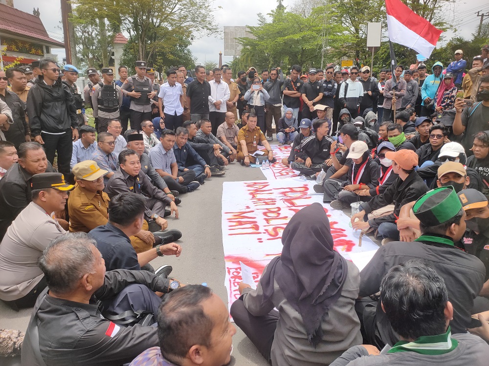 Unjuk rasa di depan DPRD Kotawaringin Timur pada Senin 1 September 2025. Aksi ini sebagai buntut dari peristiwa terlindasnya Affan Kurniawan oleh mobil rantis Brimob Polda Metro Jaya Agustus 2025