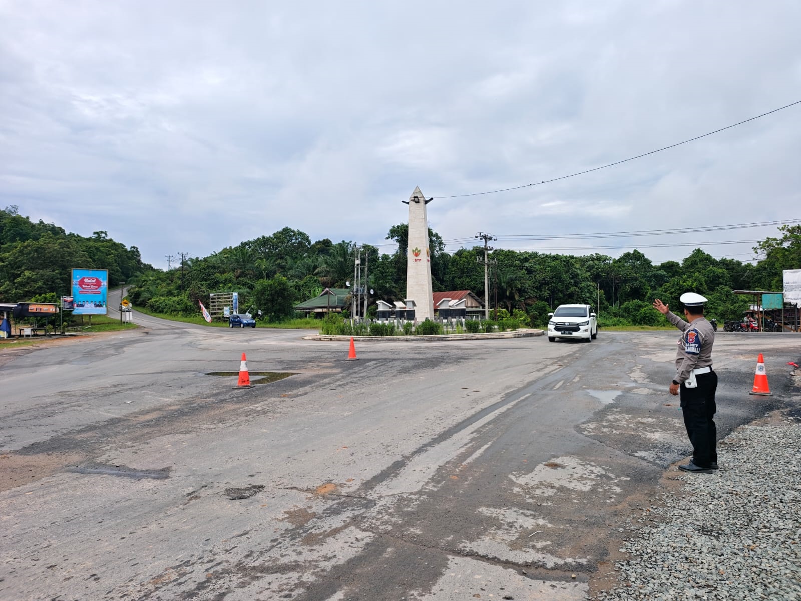 Anggota Satlantas Polres Lamandau berjaga di Pos Simpang Sepaku.