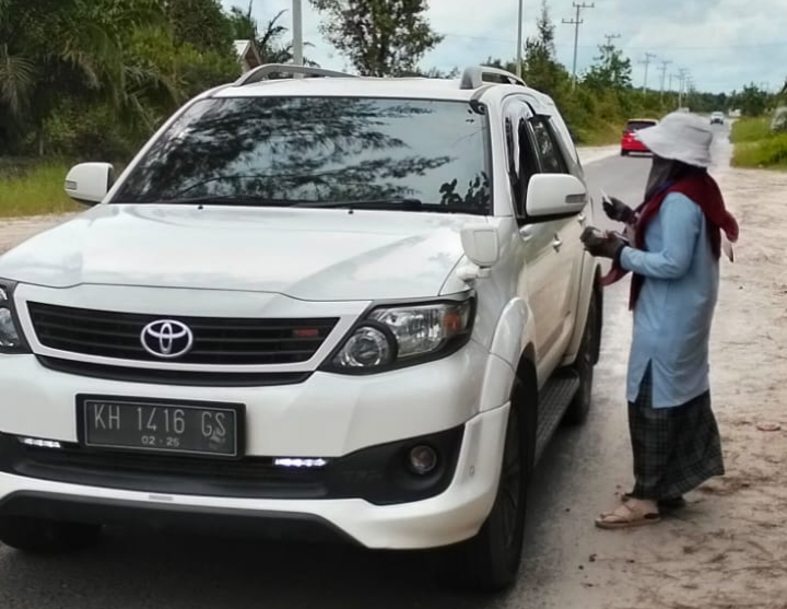 Pintu retribusi di gerbang Pantai Kubu, Desa Kubu, Kecamatan Kumai, Kabupaten Kotawaringin Barat.
