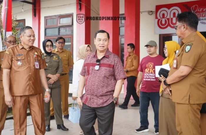 TINJAU: Bupati Kotim Halikinnor beserta jajaran meninjau lokasi acara, pastikan kesiapan peringatan HUT Kotim ke-73 di Stadion 29 November Sampit, Senin (5/1/2026). FOTO: PROKOPIMKOTIM/ RADAR SAMPIT