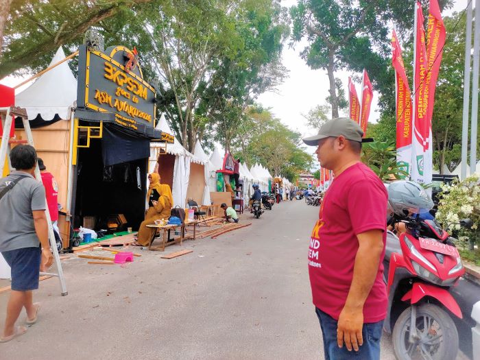 PERSIAPAN: Masing-masing perangkat daerah memastikan kesiapan stan untuk kegiatan Sampit Expo, Senin (5/1/2026). FOTO: YUNI/RADAR SAMPIT
