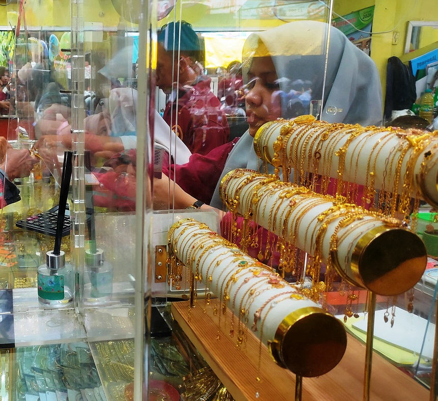 Transaksi jual beli emas di PPM Sampit, yang selalu ramai.