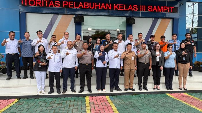 FOTO BERSAMA: Penutupan Posko Angkutan Nataru 2025/2026 di Kantor KSOP Kelas III Sampit yang dihadiri sejumlah instansi, insan perhubungan dan pihak terkait, Senin (5/1). FOTO: YUNI/RADAR SAMPIT