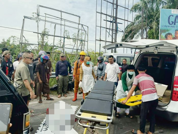 LAKA LANTAS : Petugas mengevakuasi korban kecelakaan lalu lintas di Jalan Mahir Mahar, tikungan S Kalampangan Km 17, Kelurahan Kalampangan, Palangka Raya, Senin (5/1/2026). FOTO: IST/RADAR SAMPIT
