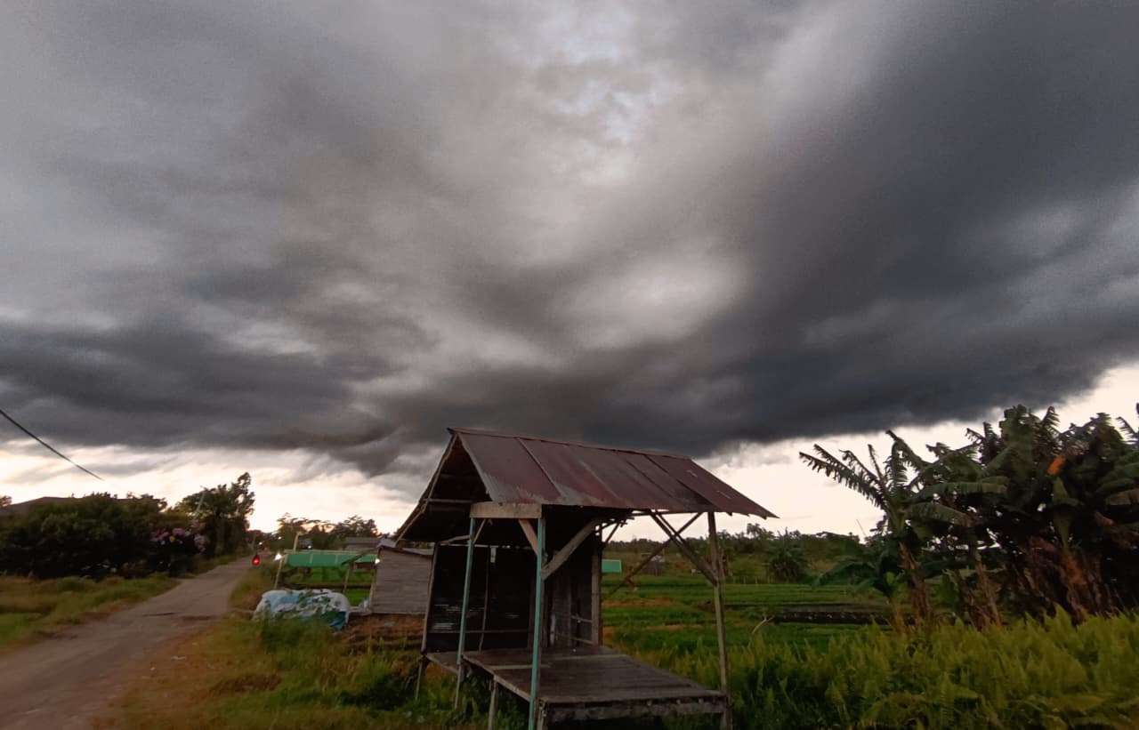 Suasana di salah satu sudut Sampit, Kabupaten Kotawaringin Timur, menjelang turun hujan. (Oes/Radar Sampit)