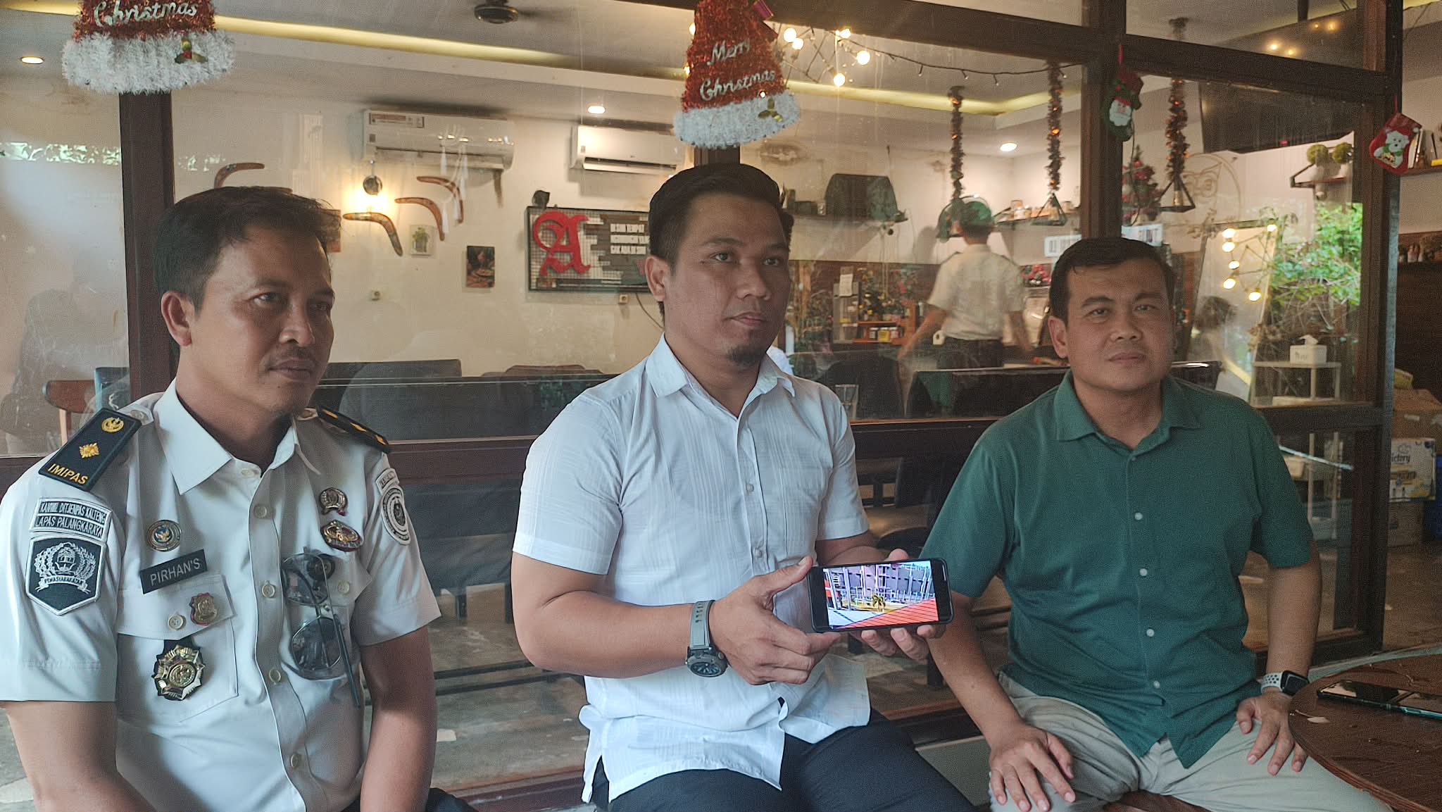 KPLP Lapas Kelas II Palangka Raya Alam, bersama Kepala Lapas Kelas IIA Palangka Raya, Hisam Wibowo(baju hijau) bersama Kasi Kamtib Pirhansyah, menjelaskan terkait pengeroyokan napi, Senin (5/1).