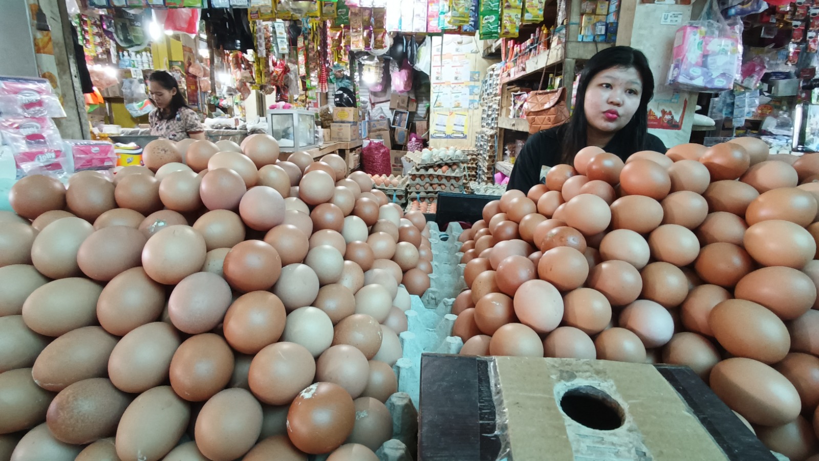 Suasana di salah satu sudut kawasan Pusat Perbelanjaan Mentaya Sampit, lokasi pemantauan indeks harga konsumen di Sampit. (Dok.Oes/Radar Sampit)