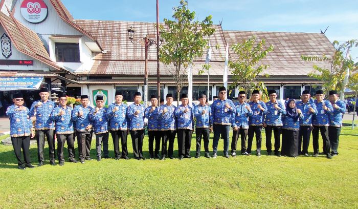 ABDI NEGARA: Jajaran pejabat di lingkungan Pemerintah Kabupaten Kotawaringin Timur (Pemkab Kotim) berfoto bersama seusai mengikuti kegiatan, beberapa waktu lalu. FOTO: DOK.YUNI/RADAR SAMPIT