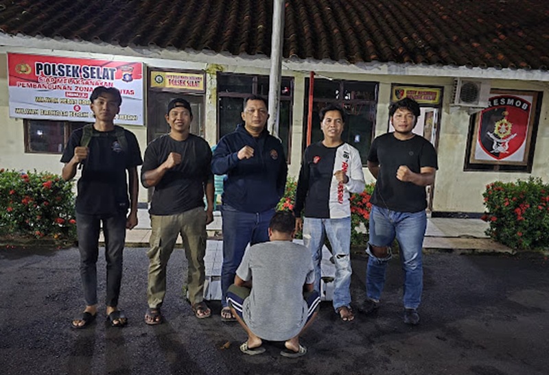 Tim Resmob Satreskrim Polres Kapuas mengamankan pria berinisial U alias Bangke (37), terduga pelaku penganiayaan berat di Desa Saka Tamiang, Kecamatan Kapuas Barat, Kapuas. (Humas Polres)