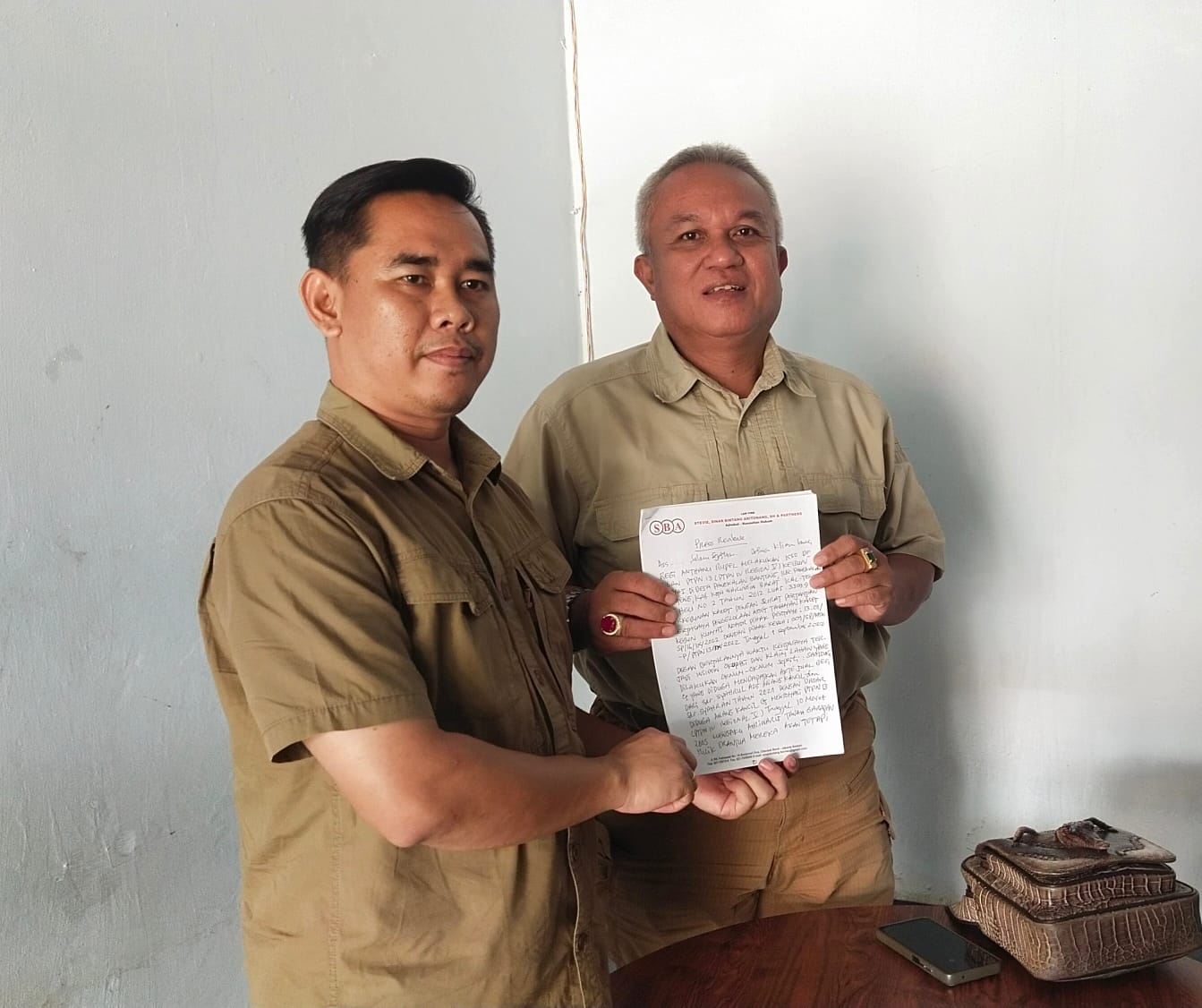 Kuasa Hukum PTPN IV Regional V Sinar Bintang Aritonang&nbsp;dan Direktur CV Marutuwu Putra setelah memberikan keterangan pers. (Syamsudin/Radar Sampit)