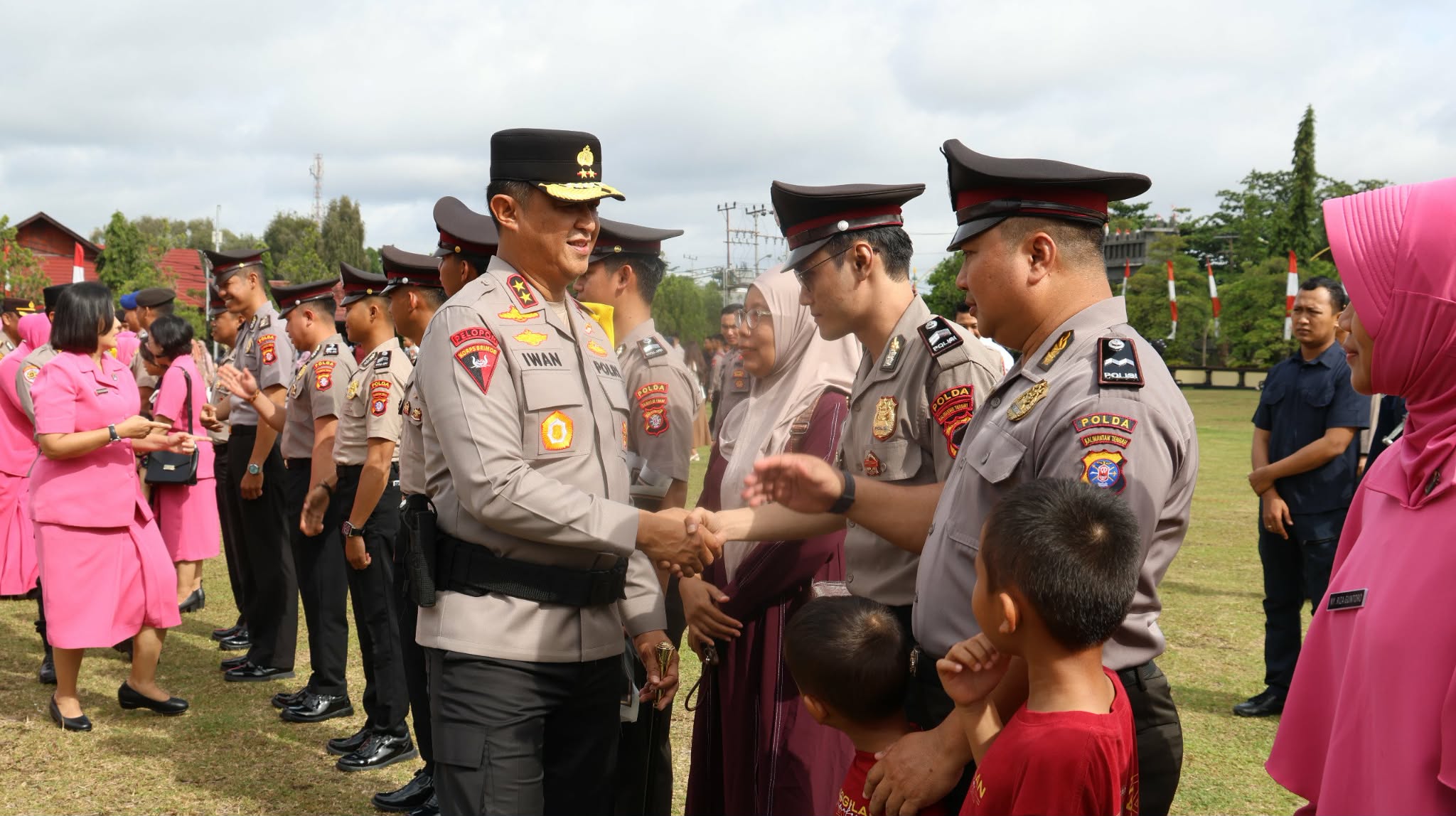 Kapolda Kalteng Irjen Pol Iwan Kurniawan saat menyalami personelnya, akhir tahun 2025 lalu.