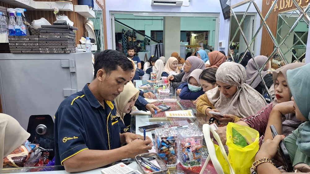 Toko Mas Mitra 4 dipadati pembeli di kawasan PPM Sampit, Minggu (4/1).