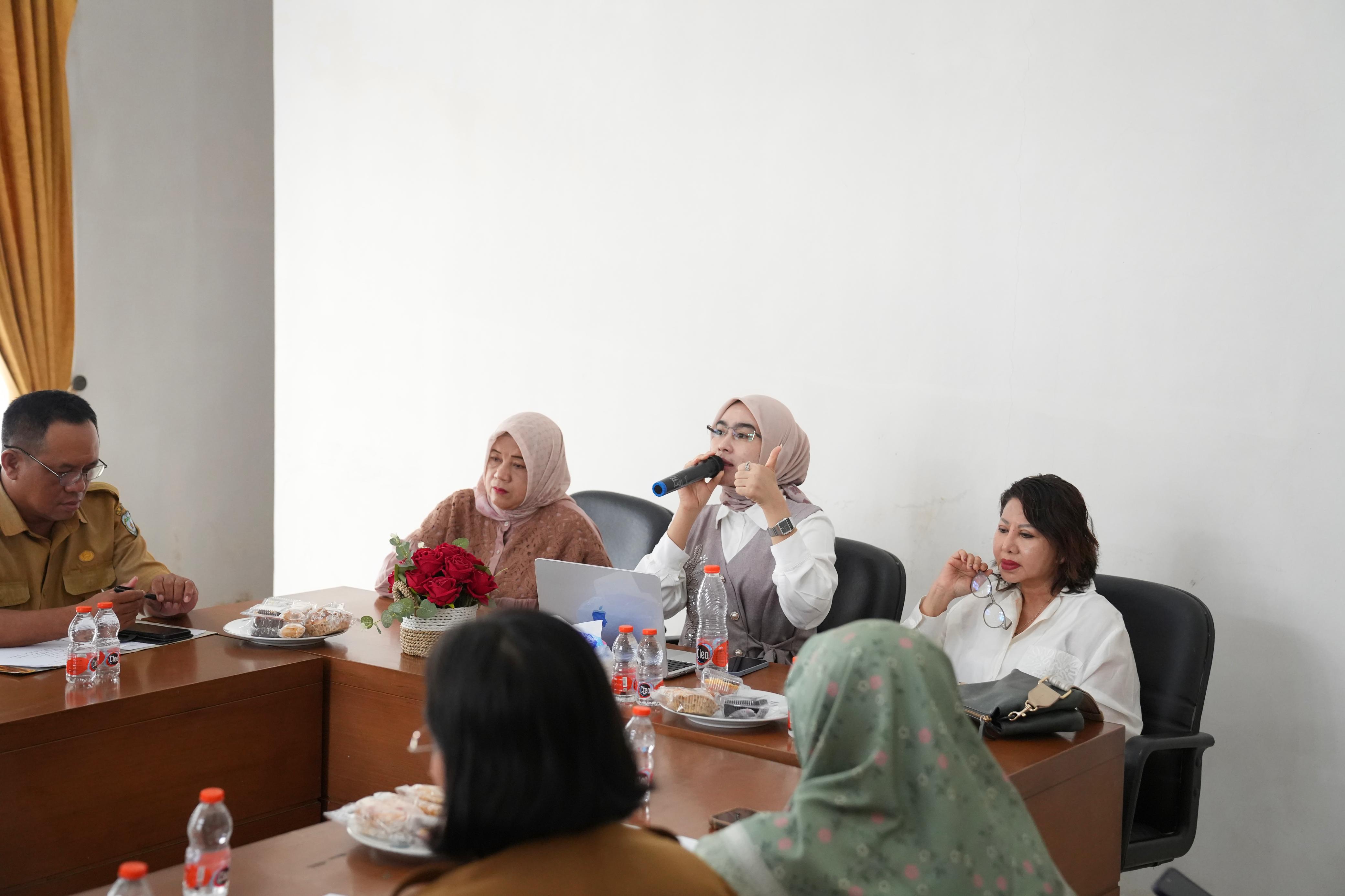 Ketua TP PKK  Lamandau Norol Latifah memimpin rapat bersama di aula Rujab (5/1).