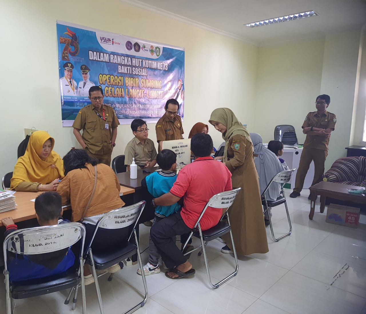 PENDAFTARAN : Pasien yang akan menjalani operasi bibir sumbing gratis sedang mendaftar di Lantai II RSUD dr Murjani Sampit, Selasa (6/1).HENY/RADAR SAMPIT