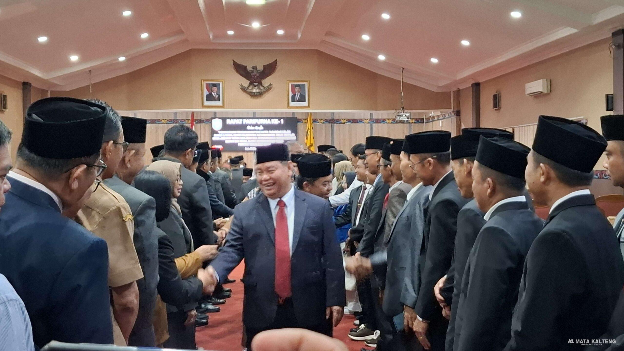 Bupati Kotim Halikinnor dan unsur Forkopimda, berjabat tangan saat selesai menggelar rapat paripurna bersama anggota DPRD Kotim, beberapa waktu lalu.