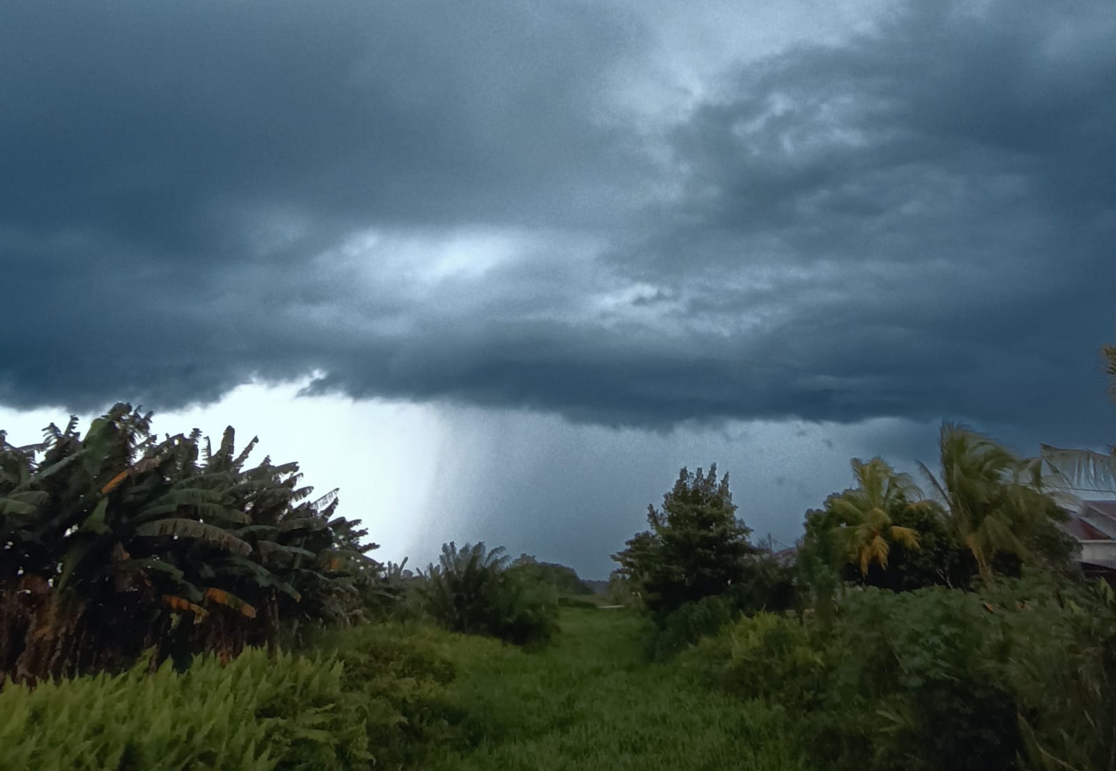 Hujan di kejauhan di atas langit Sampit, Kabupaten Kotawaringin Timur. (Oes/Radar Sampit)