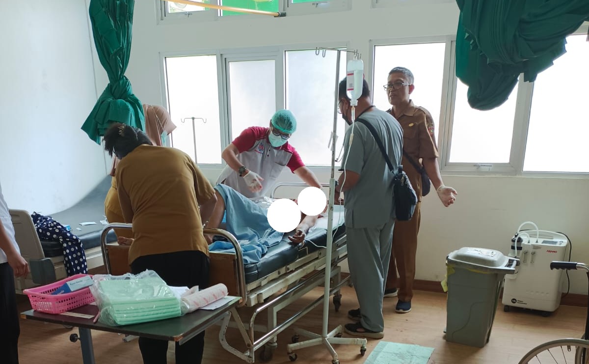 DISERANG BERUANG: Korban saat mendapat pertolongan pertama di Puskesmas Semanggang, Kecamatan Pangkalan Banteng, Kobar, Selasa (6/1/2026) (Slamet Harmoko/Radar Sampit)