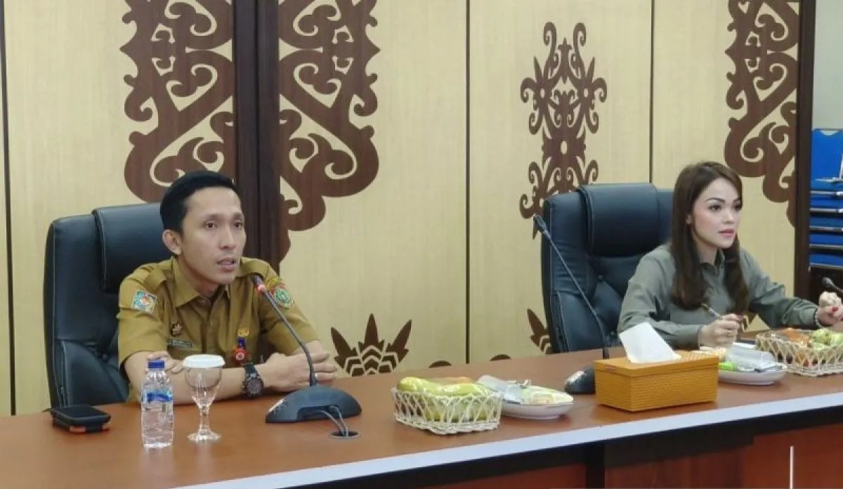 Plt Kadiskominfosantik Kalteng Rangga Lesmana dan Anggota Komisi I DPR RI Andina Narang di Palangka Raya, Senin (5/1/2026). (ANTARA/Muhammad Arif Hidayat)