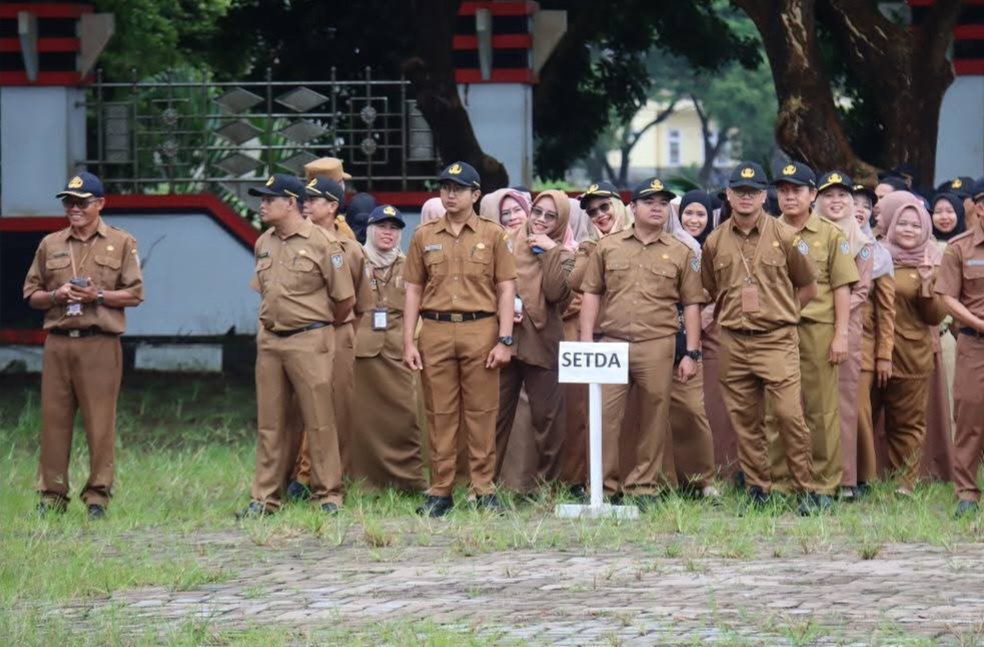 Para pegawai mengikuti Apel Besar di halaman Kantor Bupati Seruyan, Senin (5/1).