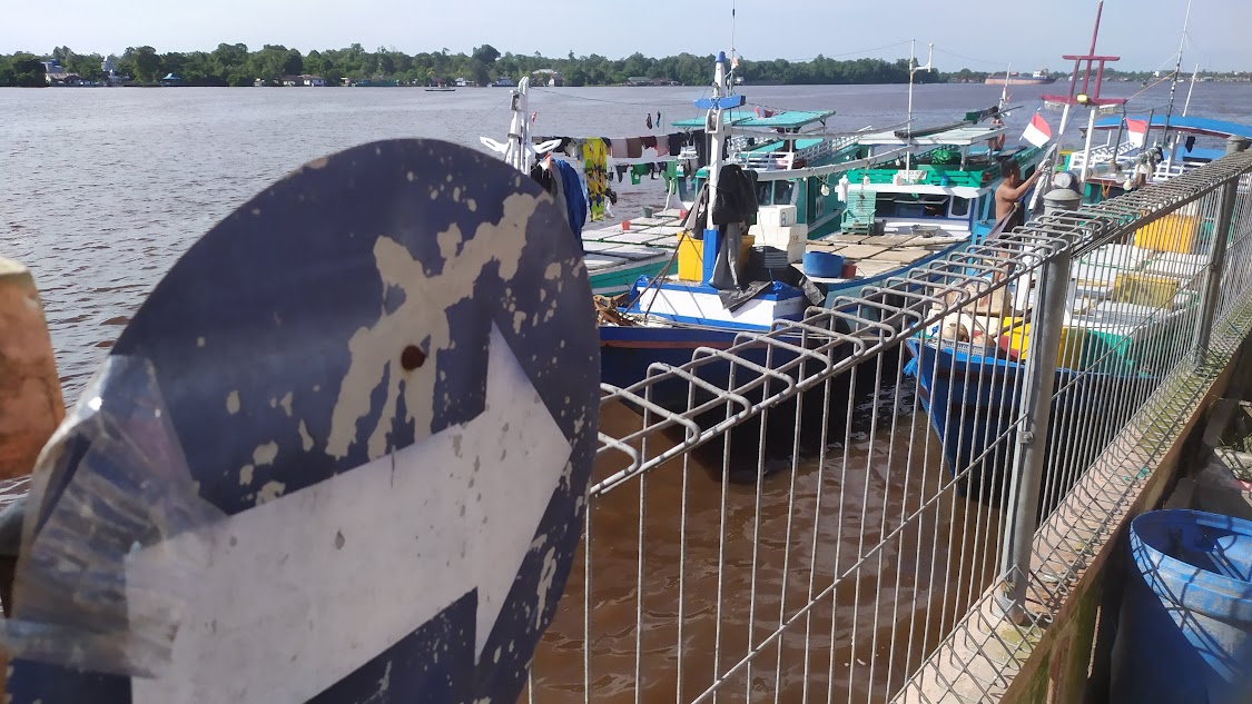 Perahu nelayan tambat di Dermaga Pasar Ikan Mentaya. (Dok.Oes/Radar Sampit)