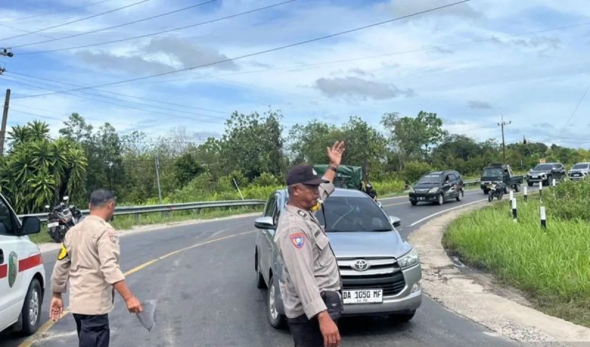 Satlantas Polresta Palangka Raya bersama Polsek Sabangau, pada saat mengevakuasi jasad korban dari lokasi kejadian, di Jalan Mahir Mahar, Kelurahan Kalampangan, Kecamatan Sabangau, Kota Palangka Raya,