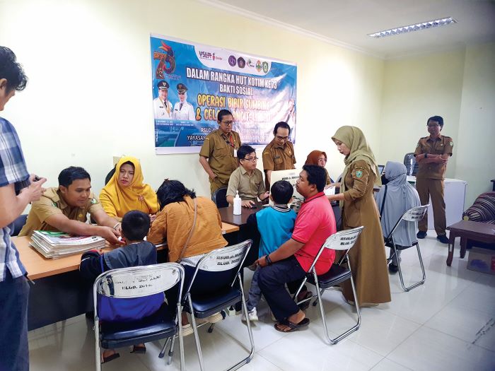 PENDAFTARAN : Pasien yang akan menjalani operasi bibir sumbing gratis sedang mendaftar di Lantai II RSUD dr Murjani Sampit, Selasa (6/1/2026). HENY/RADAR SAMPIT