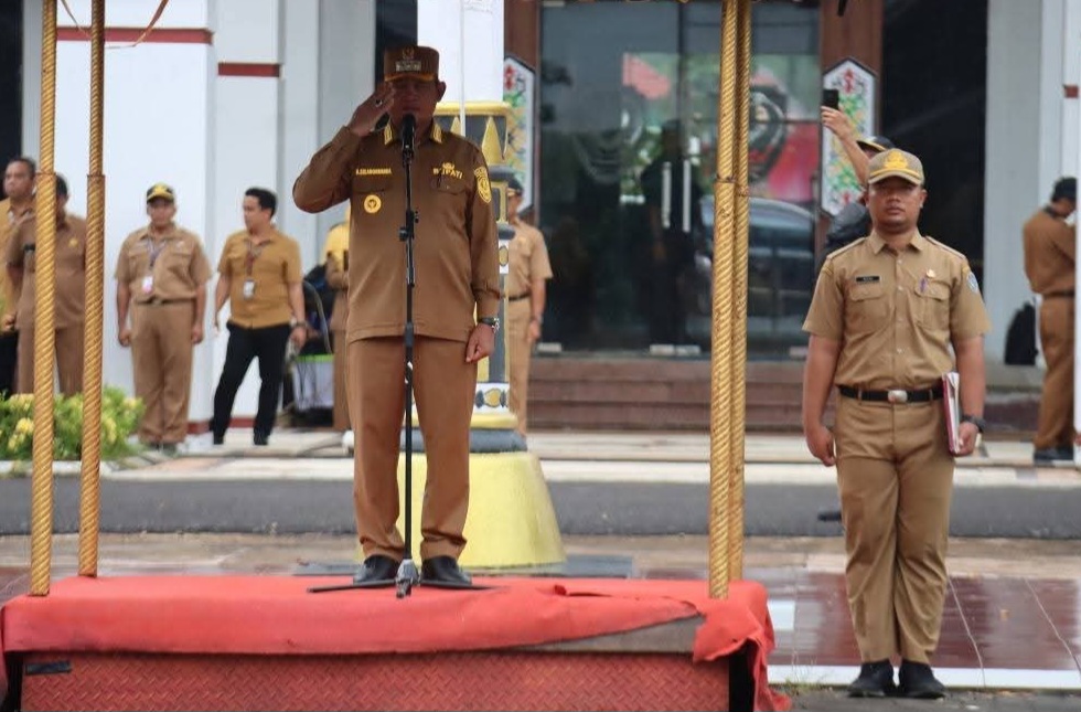 Bupati Seruyan Ahmad Selanorwanda memimpin apel di halaman kantor Bupati Seruyan, Senin (5/1).