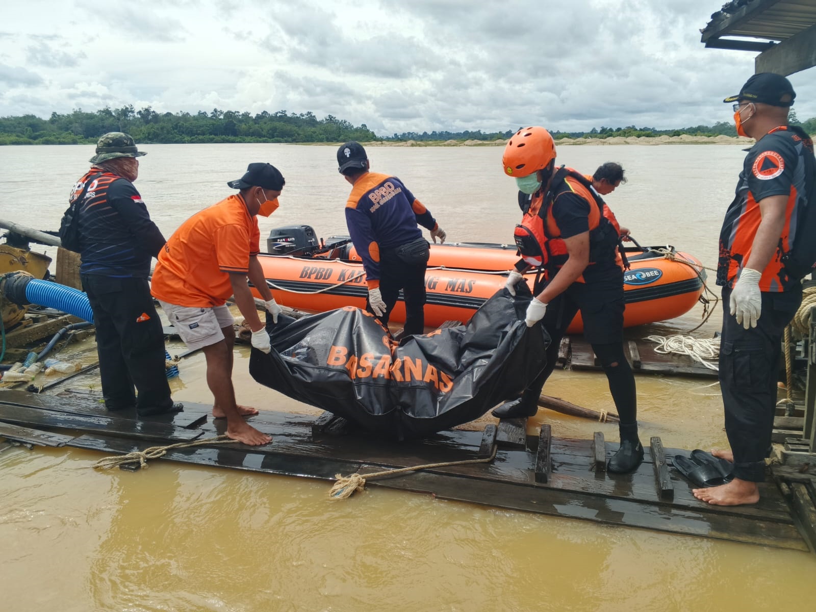 Jasad korban tenggelam di DAS Kahayan dievakuasi ke puskesmas terdekat, Senin (5/1).