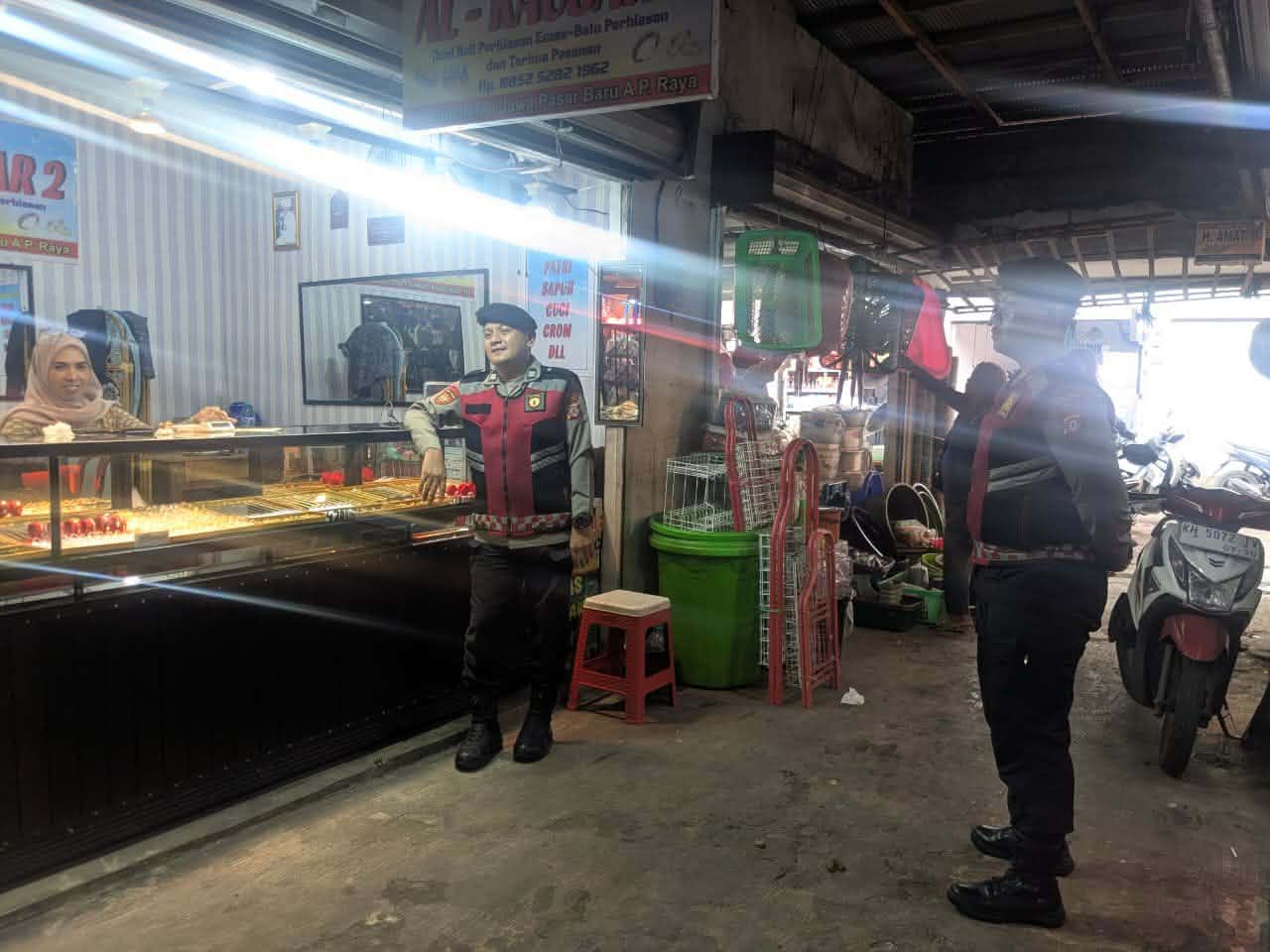 Satsamapta Polresta Palangka Raya melaksanakan patroli di kawasan Komplek Pasar Besar, Jalan Ahmad Yani, Kota Palangka Raya, Selasa (6/1/2026).
