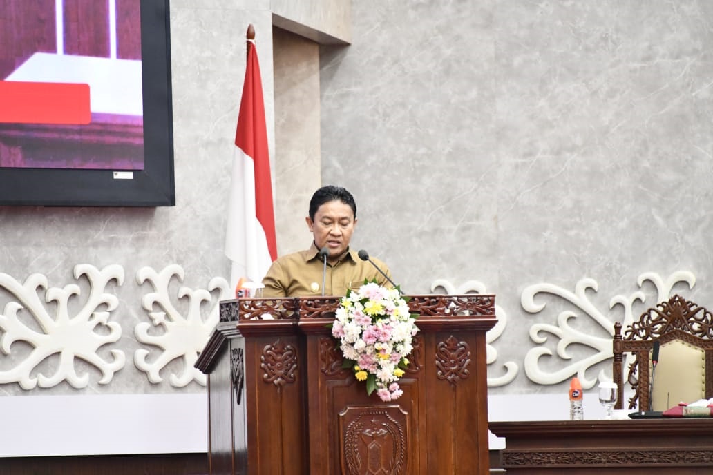 Wakil Gubernur Kalteng Edy Pratowo menyampaikan pidato pengantar saat paripurna perdana di tahun 2026.