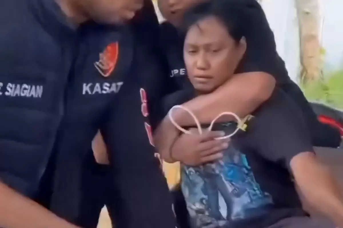 Tangkapan layar video detik-detik penangkapan jurnalis Royman M Hamid oleh anggota Polres Morowali, Minggu (4/1). (Istimewa)