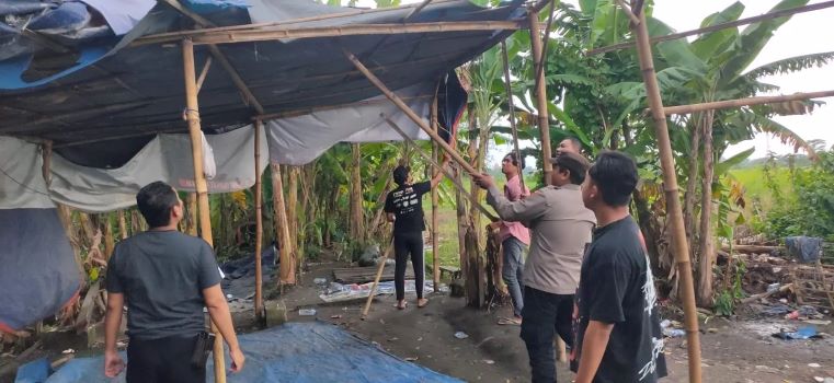 BONGKAR: Polisi mendapati adanya arena serta sejumlah perlengkapan yang diduga untuk sabung ayam.