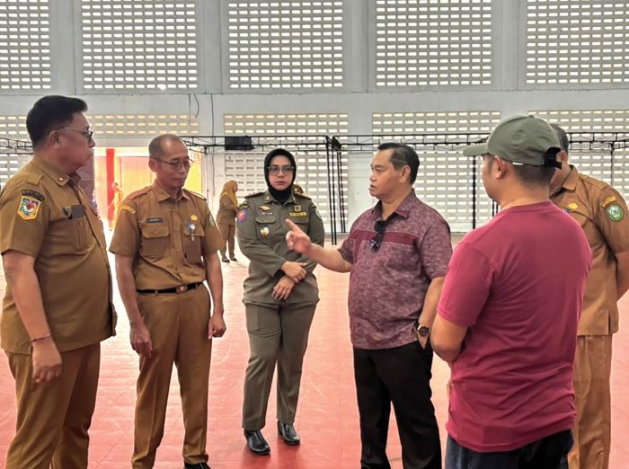 SAMPIT EXPO: Bupati Kotim Halikinnor saat meninjau persiapan Sampit Expo 2026 di gedung Tenis Indoor Stadion 29 November Sampit, Senin (5/1/2026). FOTO: KOMINFO KOTIM/RADAR SAMPIT