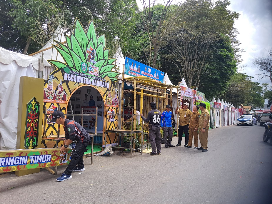 Kesibukan persiapan stand Sampit Expo 2026 disepanjang pintu masuk Stadion 29 November, Selasa (6/1).
