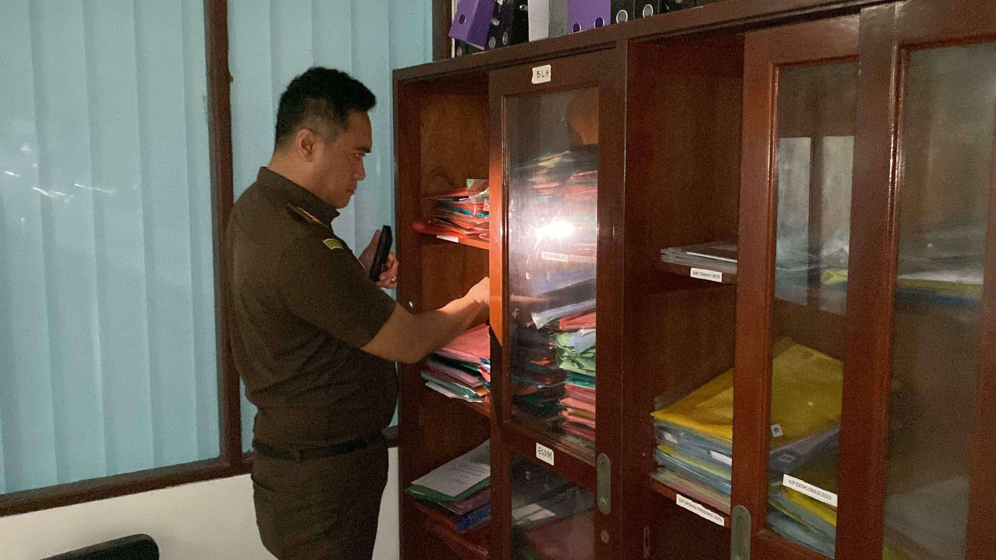 Penyidik Kejati Kalteng saat memeriksa sejumlah dokumen di Kantor DPMPTSP) Kalteng, baru-baru tadi.
